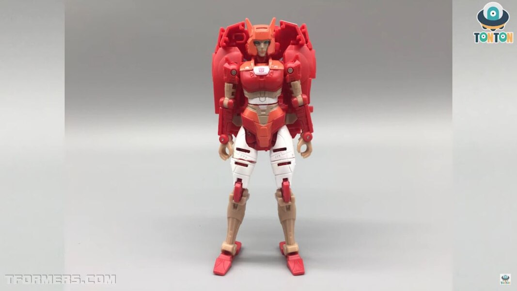 Transformer WFC Earthrise Elita 1 In Hand  (25 of 37)